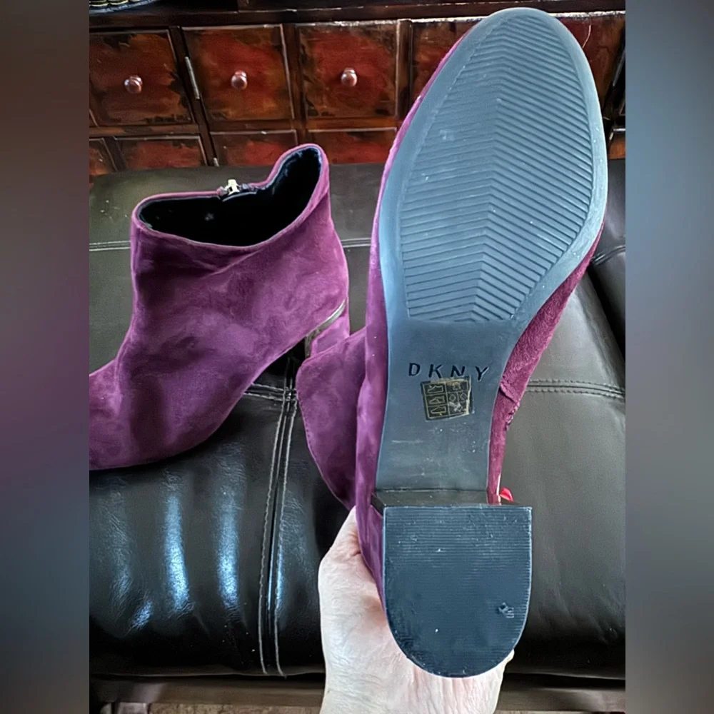 DKNY gorgeous burgundy suede ankle boot size 8.5 M - Picture 9 of 15